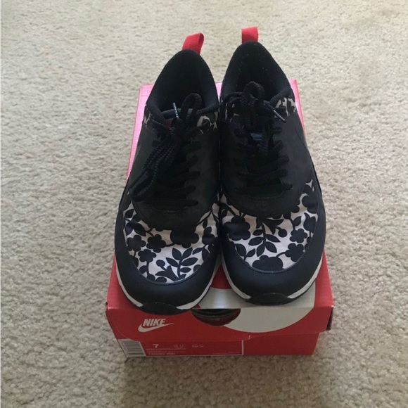 Nike Women’s Air Max Thea Lib QS sz. 7 Sneakers - Picture 5 of 5